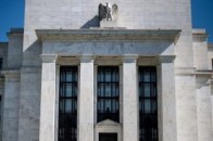 瘾君子藏刀进拘留所行凶,两个协警也被判刑了