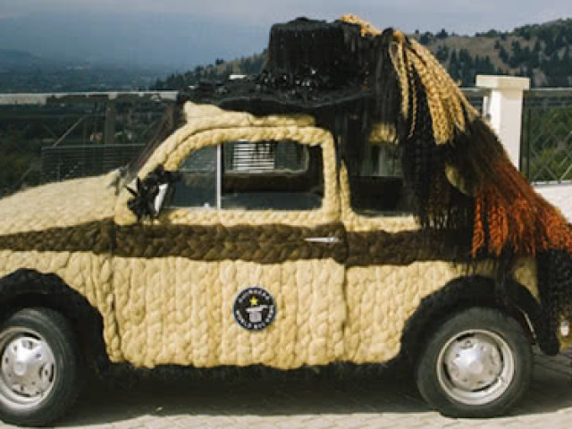 柳岩凭借36D上围演绎 胸上托宠物新技能秒杀