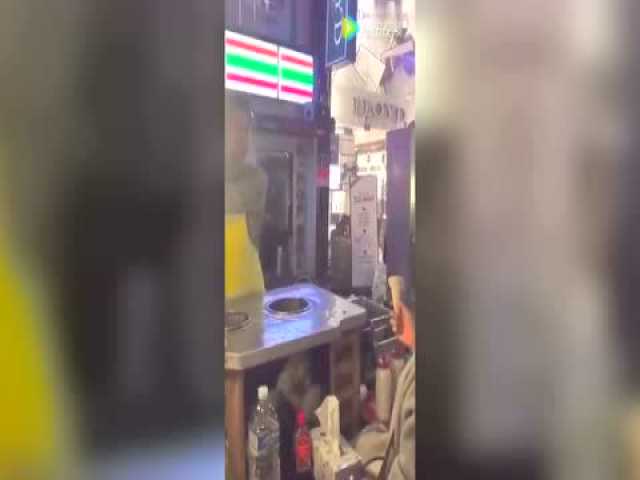 土耳其大叔边卖冰淇淋边撩妹,这炫技炫的我给