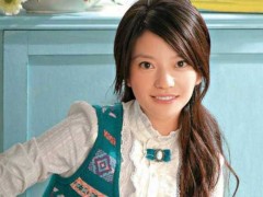 许晴做高铁被偷拍,卡通袜子和眼罩引热议,年近