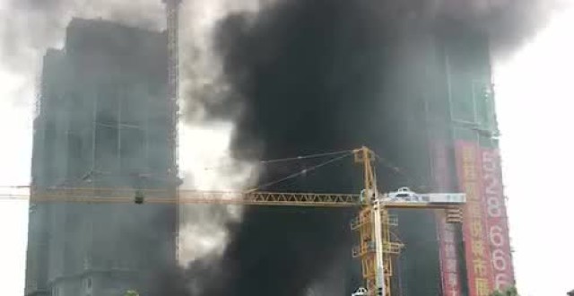 安阳中华路碧桂园在建工地发生火灾,现场浓烟