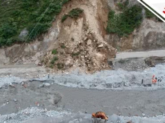甘肃文县暴洪泥石流救援遇险 山体滑坡黄土卷着巨石落