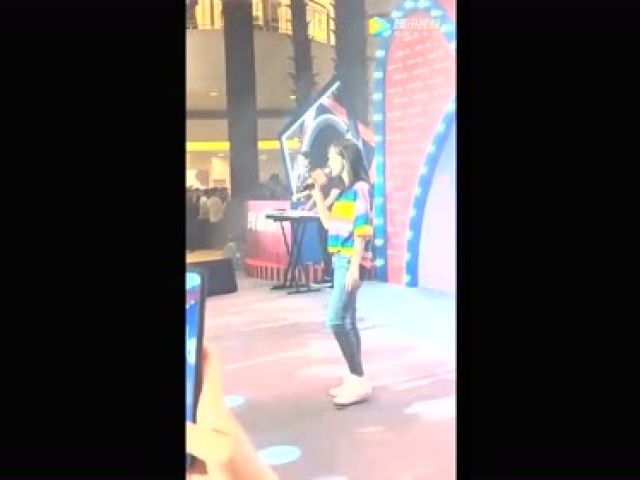 莉歌现场版《让我做你的眼睛》,网友-感觉被骗