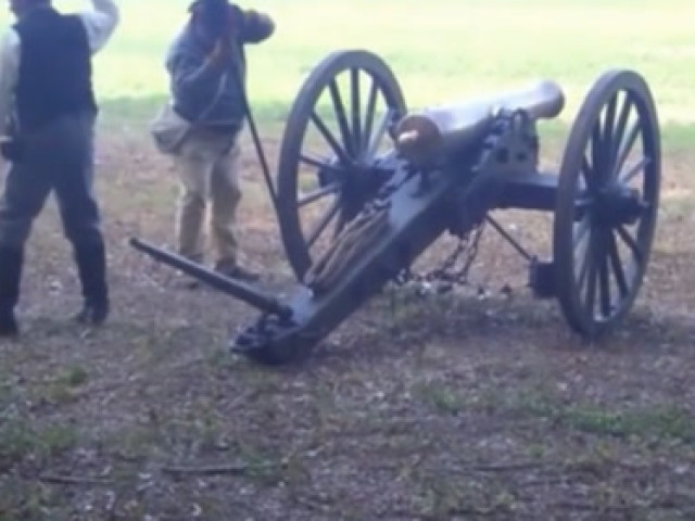 男子拿出M1857拿破仑炮,这装填速度我喝完茶