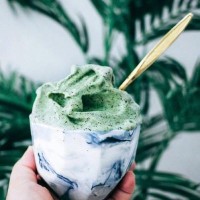 迪丽热巴参加微博之夜,走完红毯后,为大家做出