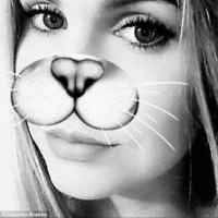 迪丽热巴米兰时装周碎花裙惊艳全场,风情独特