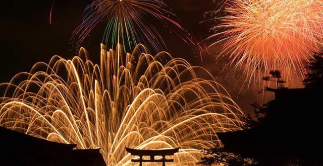 日本宫岛水上烟花大会花火笼罩着整个天空