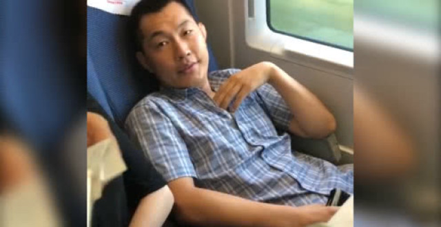 男博士高铁霸占女孩座位,出来混迟早要还的!