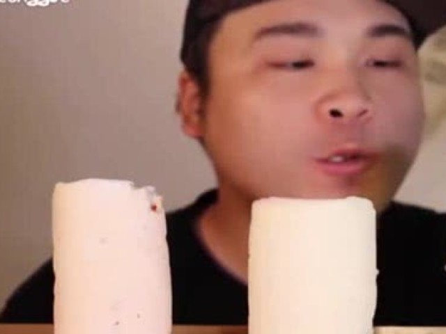 韩国美女吃货Dorothy,吃辣白菜鱿鱼肉酱拌饭