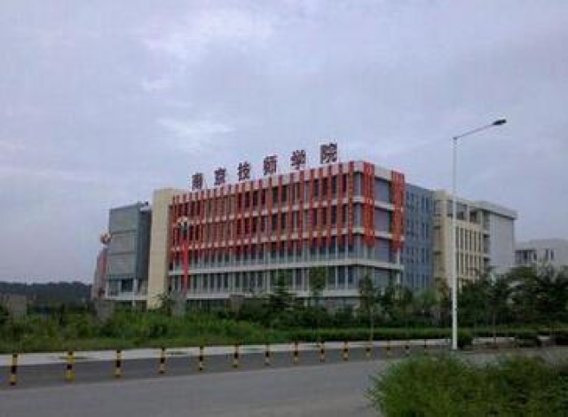 私家侦探非法查通话记录 34次贿赂干警10万