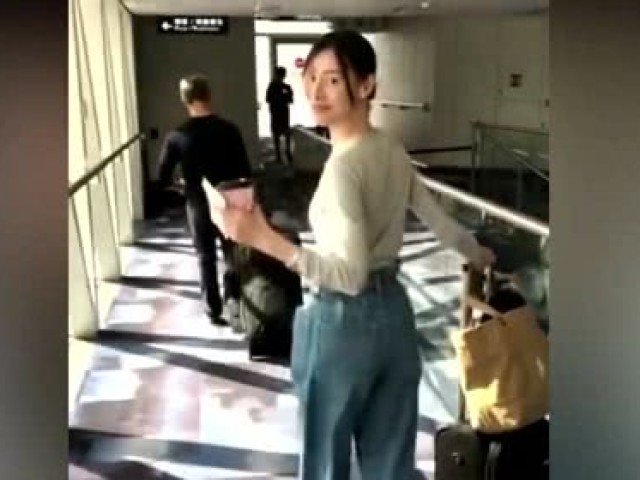 梁洛施瘦成皮包骨,素颜现身机场很显老,阔腿牛仔裤差点挂不住