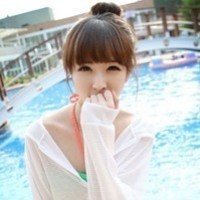 可怜的小猴子被大公猴咬伤,真是让人心疼