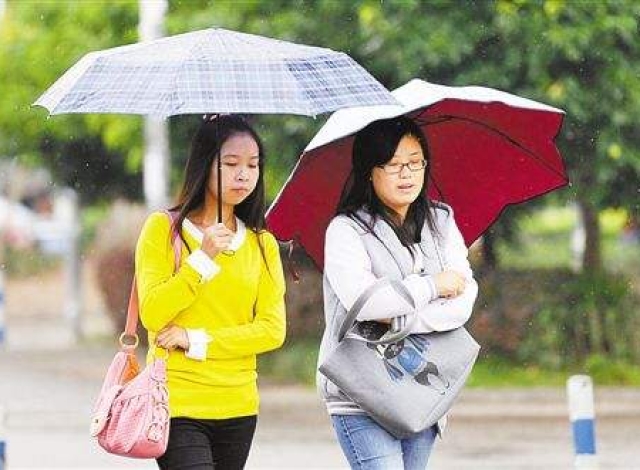 盐城阜宁现10级大风 预计将来6小时。内有强对流气候。