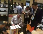 巴西新任总统在杭州买买买 试穿皮鞋当即买下
