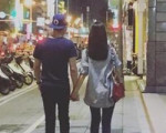 霍建华牵着林心如走在夜幕下的街头 这平淡中的幸福太过美好