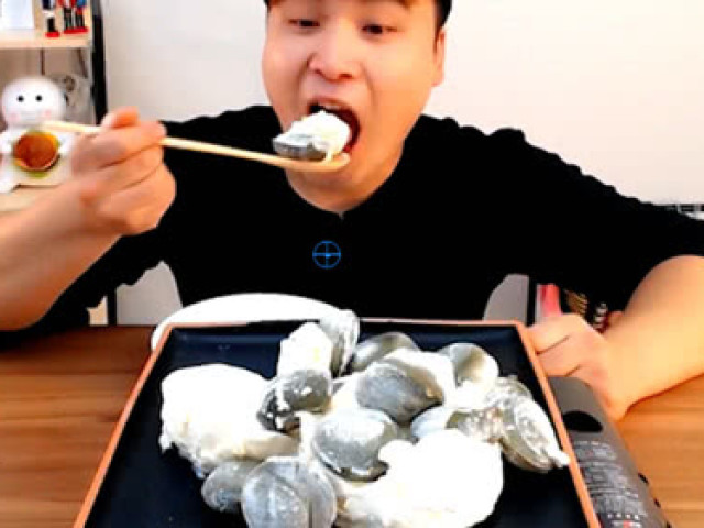 韩国大胃王吃石头冰淇淋,一勺一大口,看着超过瘾!