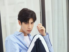 王子文霸气倒立秀身材