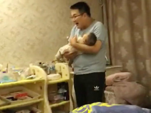 自从生了宝宝后,宝爸在家是这样哄娃睡觉的,看完不许笑!