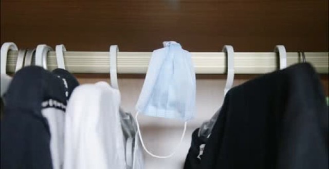 一次性口罩剪一刀挂衣柜里,太神奇了,解决了千