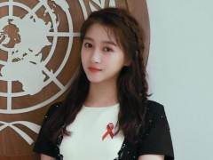 关晓彤真牛,黑裙里"缝"件白t,鹿晗知道你把裙子"挖"了吗