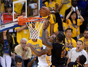 詹姆斯季后赛防守集锦 惊天追帽伊戈达拉