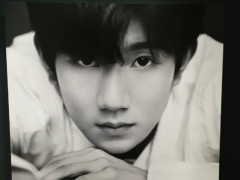 王源抱着鸭子冲过来的样子,让粉丝们想起了小