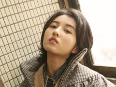 王鹤棣不能缺耳钉,官鸿不能缺刘海,而梁靖康更