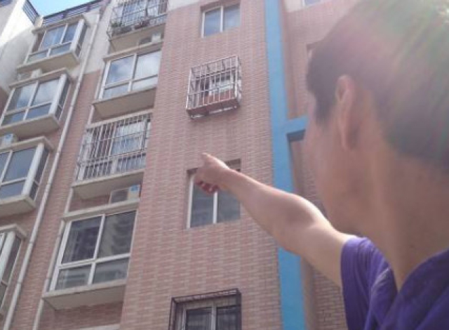 组图:女子骑电瓶车横穿马路 遭货车后轮碾压惨死