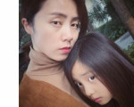 黄磊妻女合照五官神似：这是大多多和小孙莉