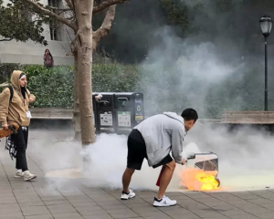 美国一送餐机器人街头自燃 或因故障电池过热起火