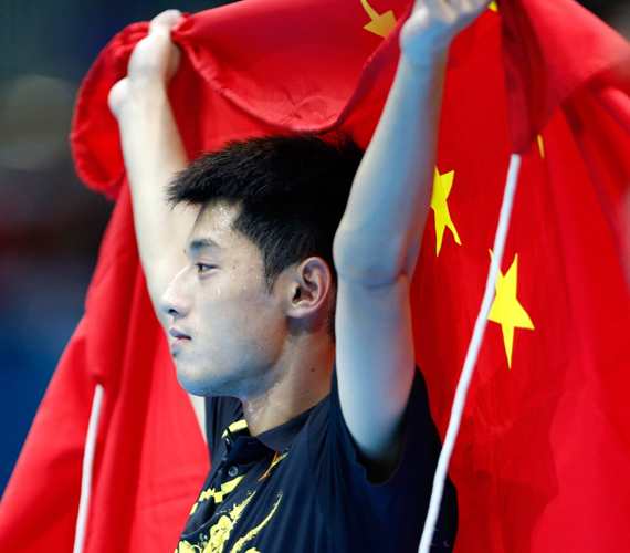 2012年,张继科如愿站上了奥运的最高领奖台