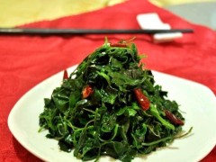 这野菜农村到处都是,小时候常做蒸菜吃,现在想吃却不敢去采摘