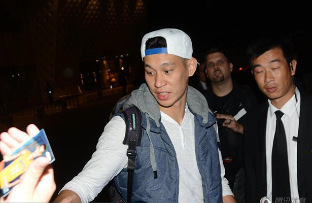 夏洛特黄蜂队深夜抵沪 书豪受球迷追捧