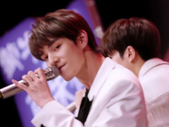 《偶像练习生》联合时尚芭莎推出情书栏目,蔡