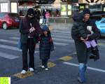 姚晨一家四口现身机场其乐融融，儿子小土豆像极了爸爸曹郁