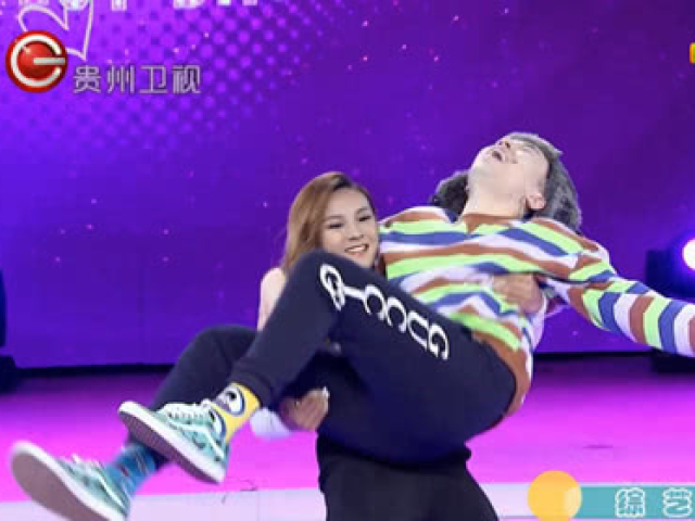 健身女老师找对象,现场公主抱起188cm的贡勉,so easy!
