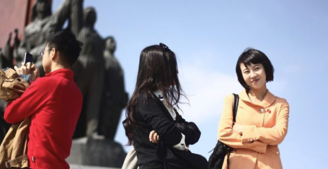 中国女孩穿破洞牛仔裤去朝鲜旅游,让女导游不解:为什么这么穷?