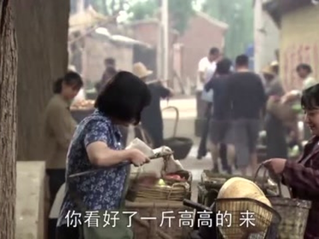 男人就帮女人推个车,就被大妈们嚼舌根,暗地里骂女人真丢人!