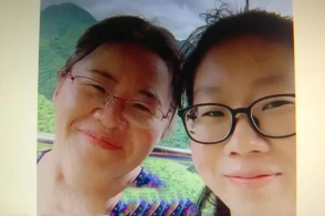 ��Ůѧ�Կ��е���߷֣�Ϊ��ĸ��ѡ����ͨ��ѧ��Т�����ָж�����