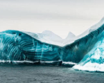 奇特！摄影师在南极洲东部拍到罕见翡翠冰山