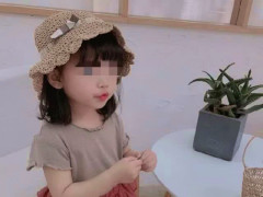 被母亲踢踹的妞妞，提前进入社会的童模