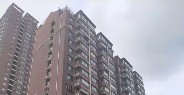"大风吹落"邯郸市锦江花园小区楼房外墙保温砸坏多辆轿车
