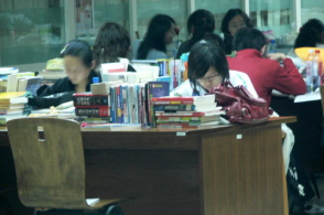 ���ֻ�ǿ��ϡ�˫�Ǵ�ѧ�����о������Ƿ�Ӧ��ȥ���أ�