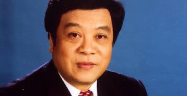 赵忠祥摘掉假发逛公园,暴露真实容貌,荧幕上的年轻都是"装"的