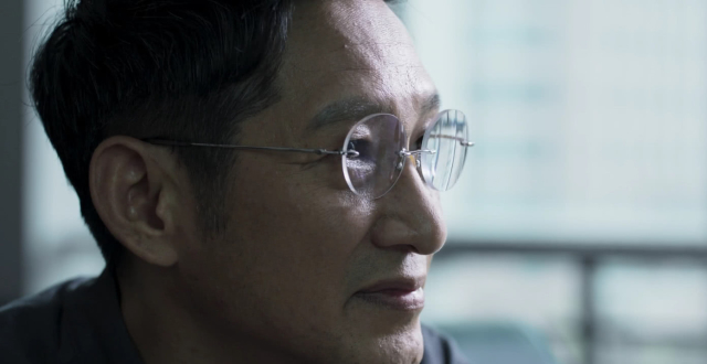 王劲松谈拍摄《破冰行动》注重细节,眼镜和衣服的选择