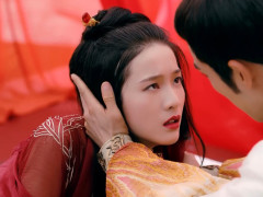 白发:漫夭的长发从头顶到发尾逐渐变白,当一阵风吹过,泪目了