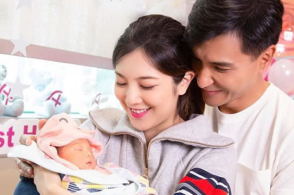 tvb视帝陈展鹏为女儿领出世证明 单文柔头靠老公肩膀撒娇