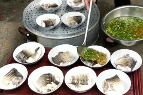 实拍农村生日酒席,乡厨1小时炒好15桌菜,最后一道菜无人识