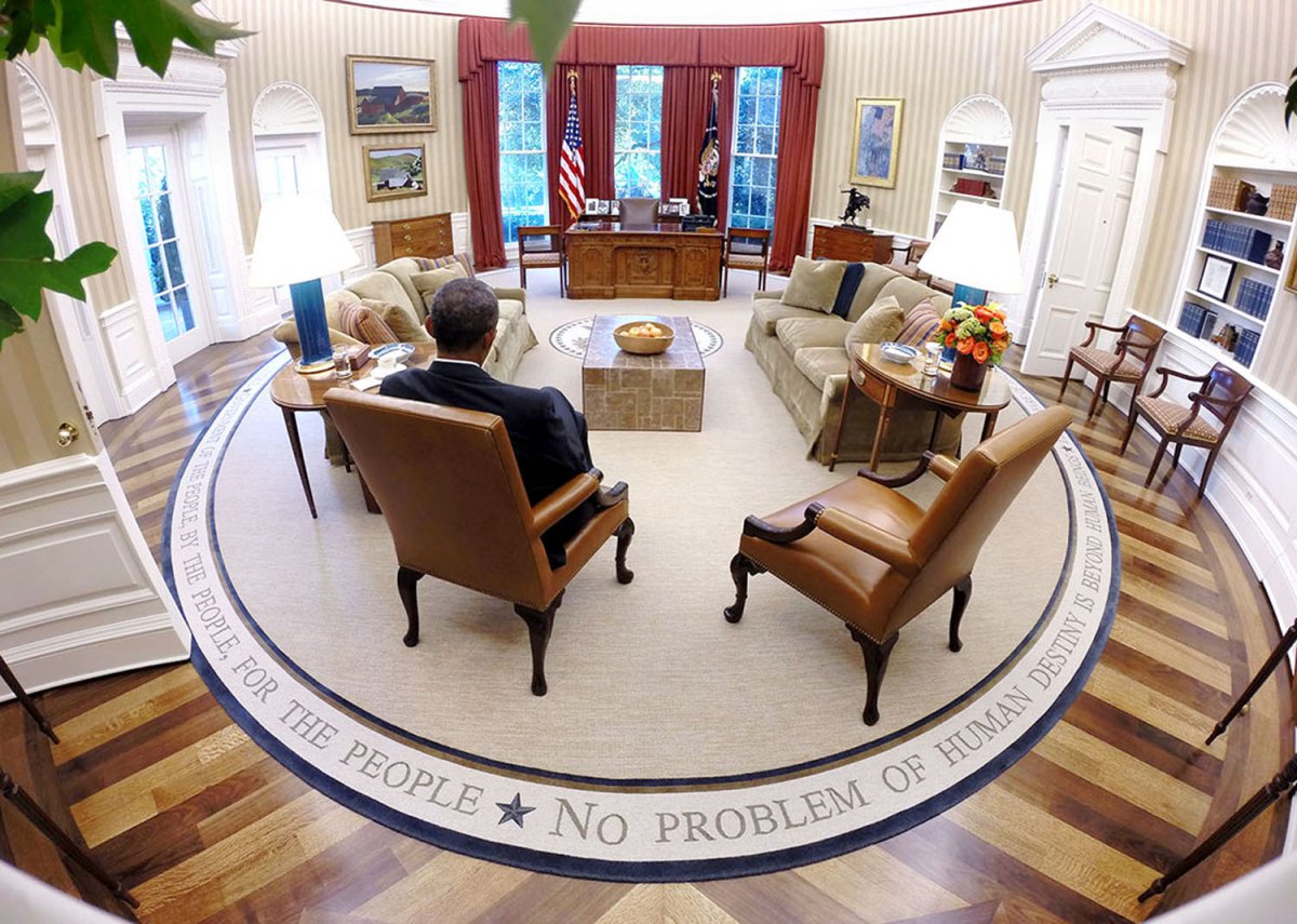 白宫存在感最强的房间莫过于总统的椭圆办公室了,几乎每任总统都曾