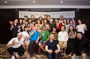 颖儿晒同学聚会,穿黑色短袖搭短裤,和papi酱合影都似少女